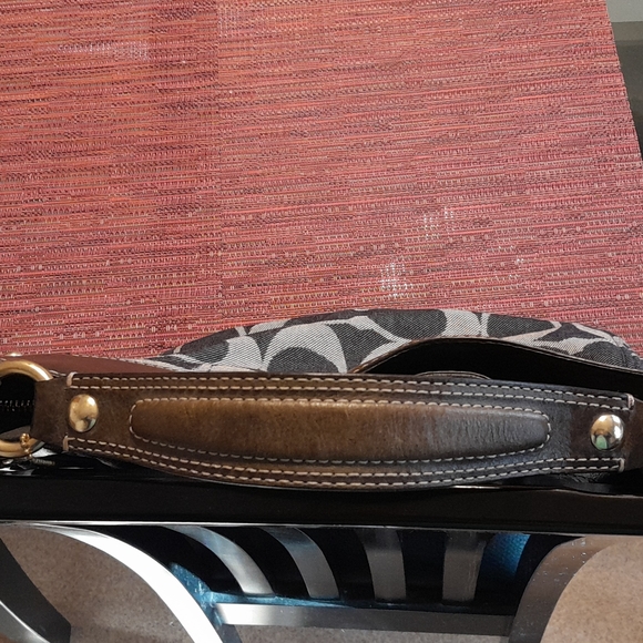 Coach Classic Signature Pattern Purse - Picture 6 of 11